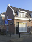 908741 Gezicht op het winkelhoekpand Frederikastraat 16 te Utrecht, met links de Obrechtstraat, met op de zijgevel een ...